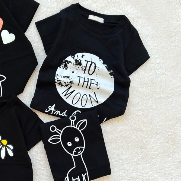 تیشرت طرح زرافه و ماه